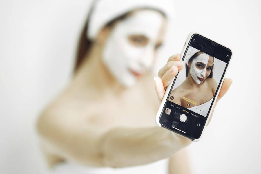 How to Take Better Phone Selfies: Lighting and Settings