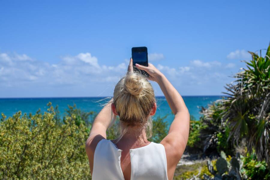 How to Take Better Photos in Bright Sunlight with Your Smartphone