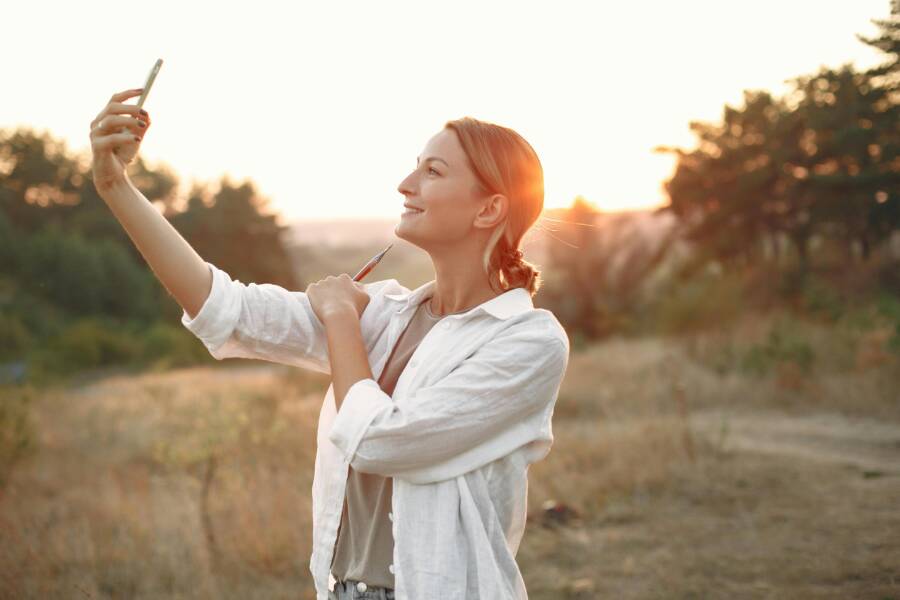 How to Take Better Smartphone Portraits Using Natural Light