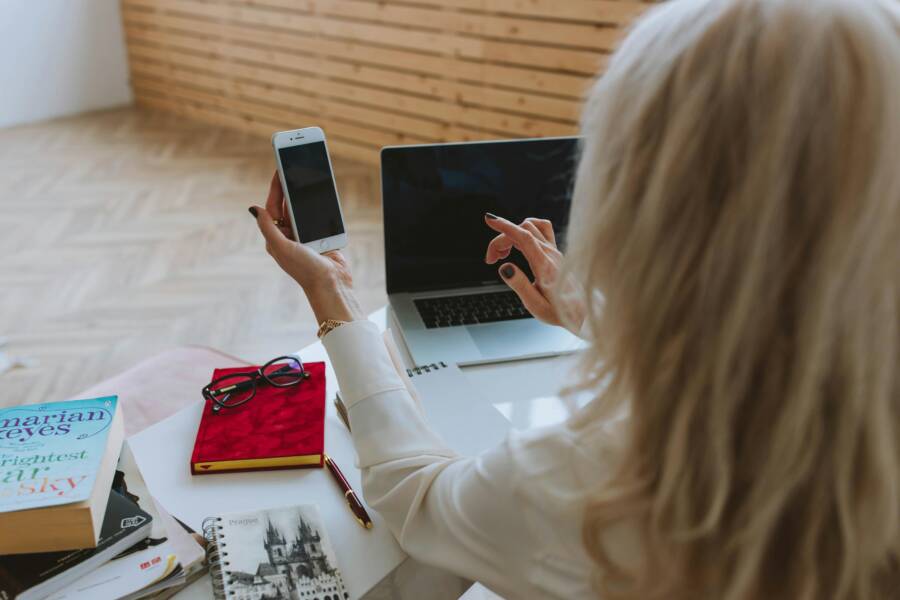 How to Take Notes from a Book Using Your Smartphone
