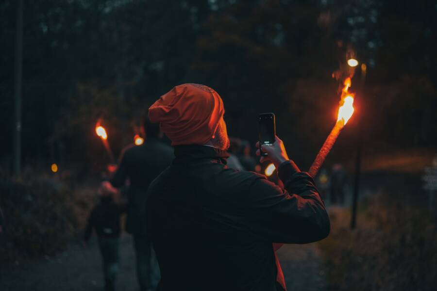 How to Take Sharp Low Light Photos on Your Smartphone Without Flash
