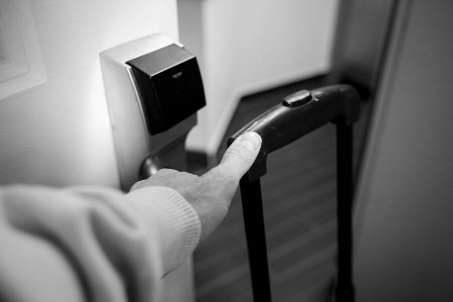 How to Use Your Smartphone as a Hotel Room Key Safely