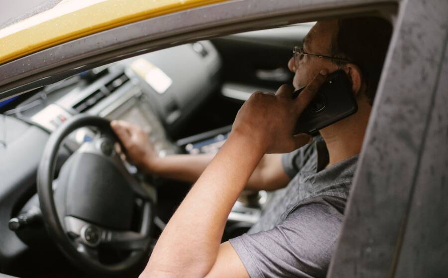 How to Use Your Smartphone as a Safe Car Dashboard Companion