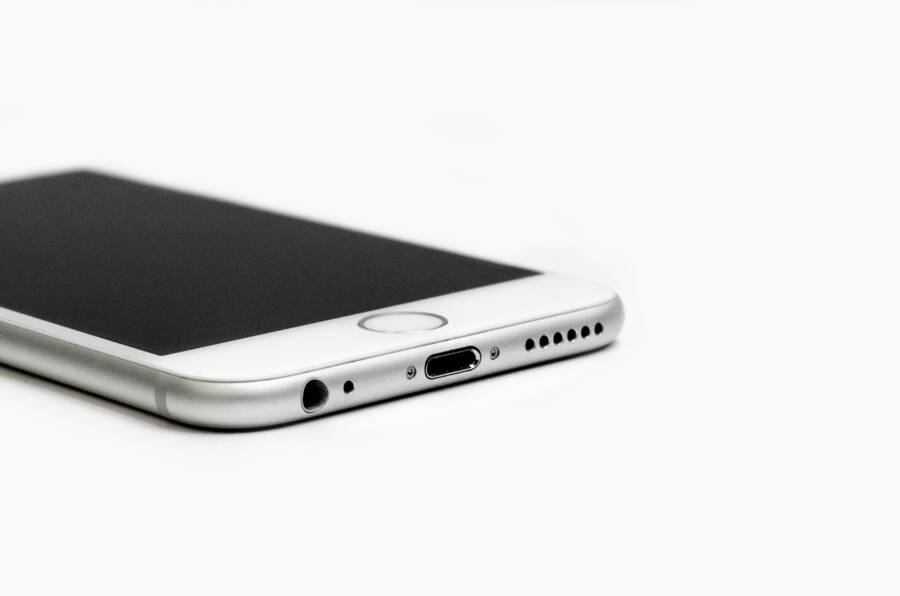 How to Clean Debris from Your Smartphone Charging Port