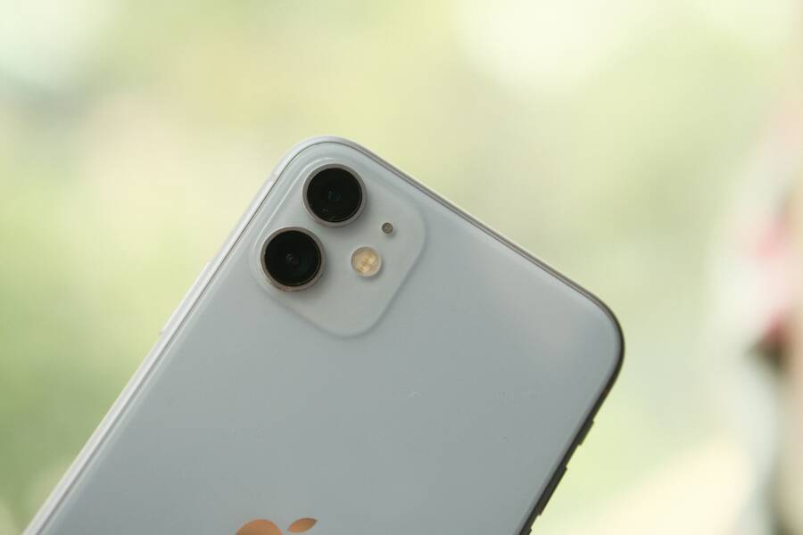 How to Fix a Phone Camera Showing the Wrong Lens (Troubleshooting Guide)