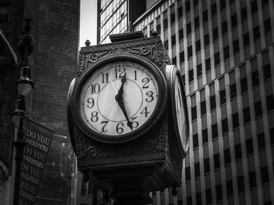 How to Fix a Phone Clock Not Syncing Across Time Zones