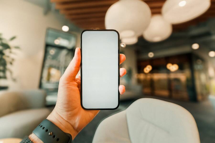 How to Fix a Phone Flash That Won't Turn Off
