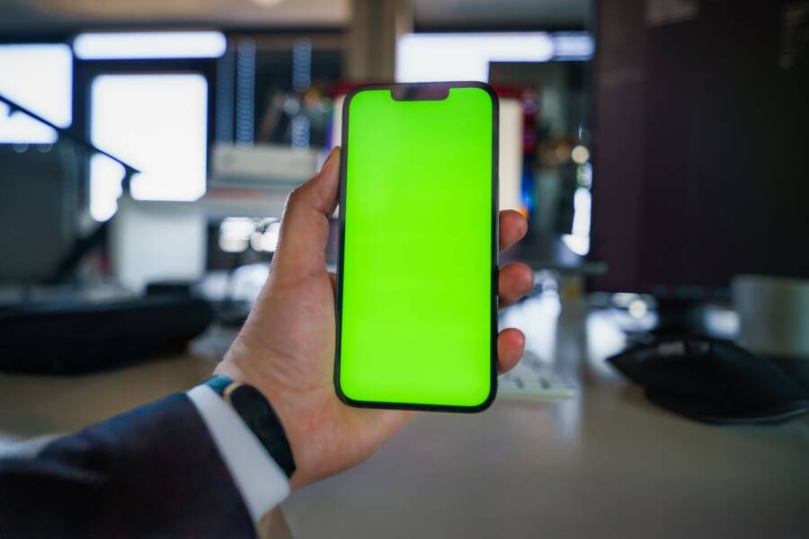 How to Fix a Phone Screen Showing a Green Line (Troubleshooting Guide)