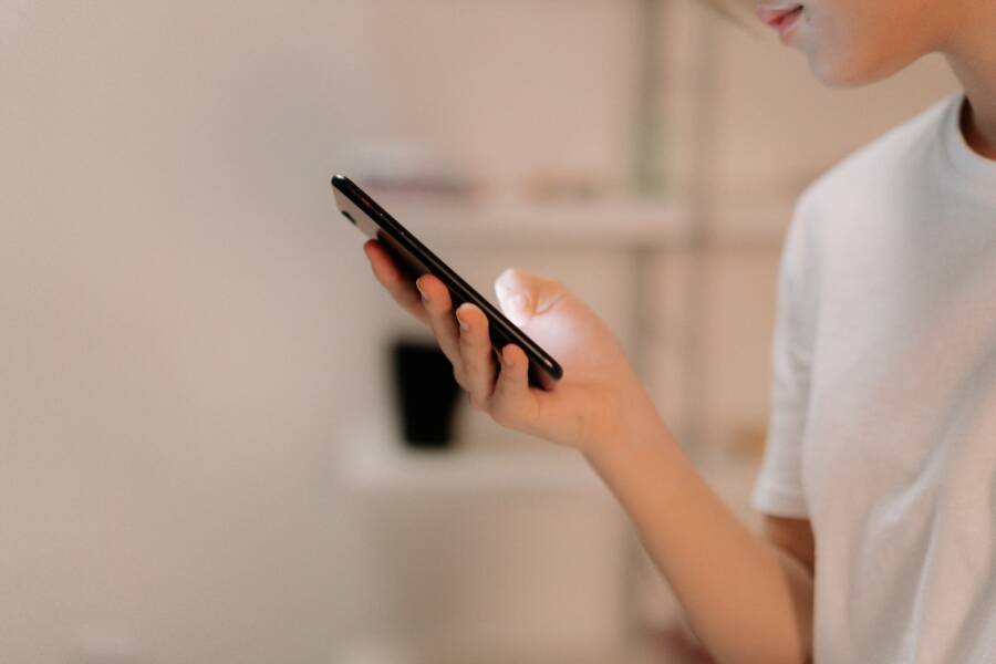 How to Fix a Phone That Cannot Keep the Lock Screen Message From Saving