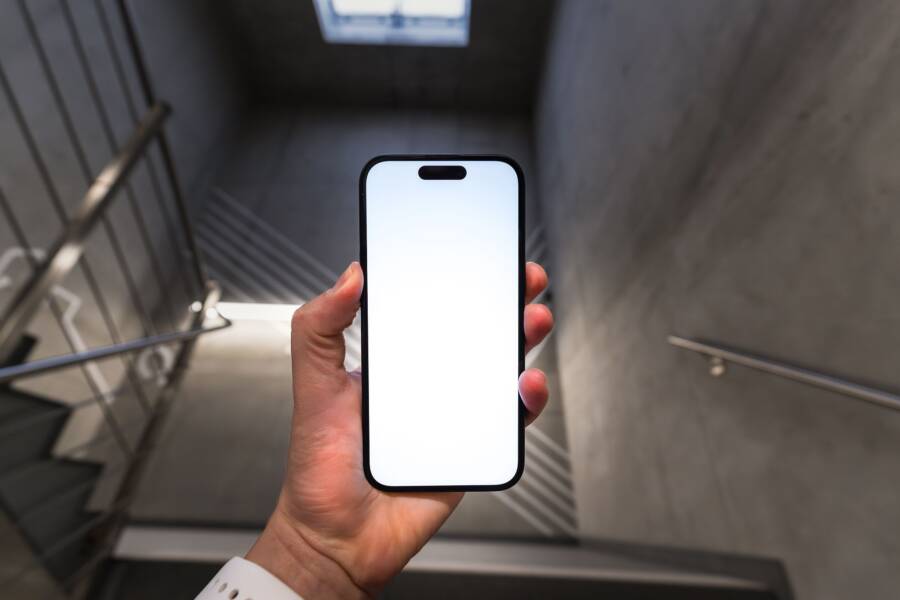 How to Fix a Phone When the Flashlight Won't Turn Off (Troubleshooting Guide) How to Fix a Phone When the Flashlight Won't Turn Off (Troubleshooting Guide)