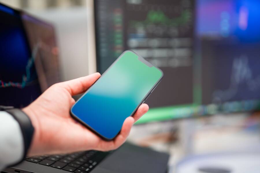 How to Fix a Phone When the Status Bar Shows the Wrong Carrier