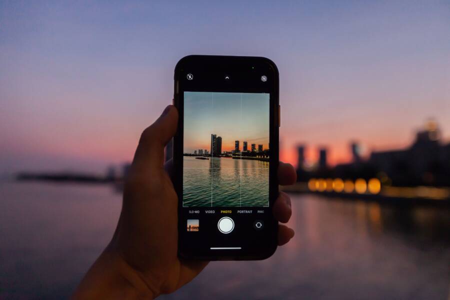 How to Fix a Smartphone Camera That Freezes Between Modes