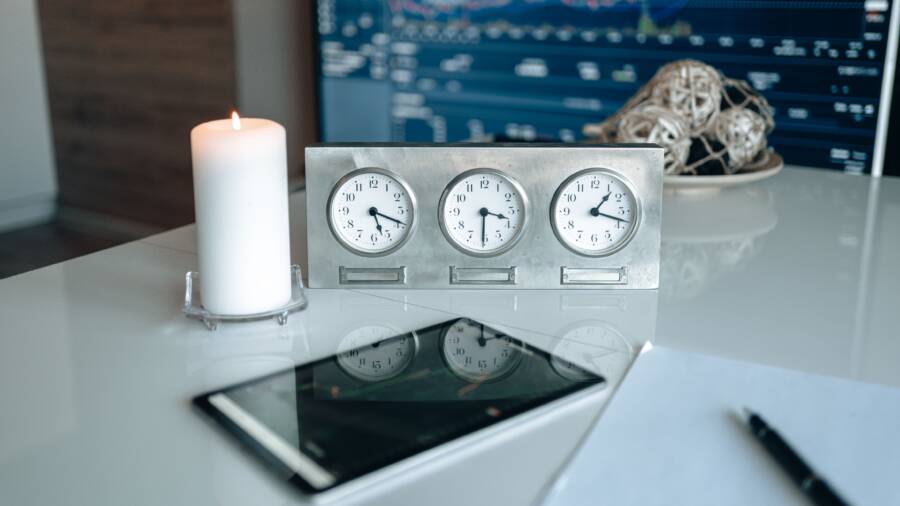 How to Fix a Smartphone Clock That Drifts After Rebooting