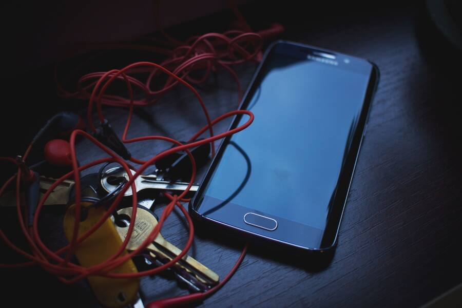 How to Fix a Smartphone Flashlight That Won't Turn On