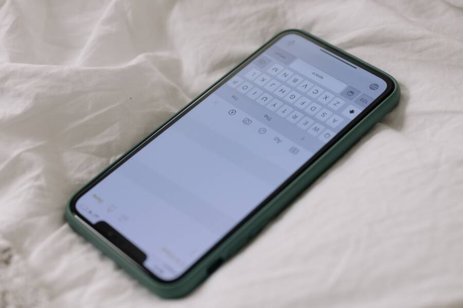 How to Fix a Smartphone Keyboard Covering the Text Box