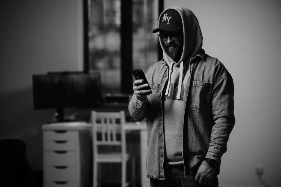 How to Fix a Smartphone That Mutes Its Own Text Tone How to Fix a Smartphone That Mutes Its Own Text Tone
