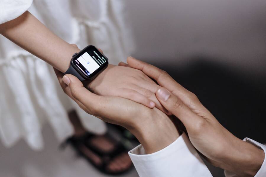 How to Fix a Smartwatch That Disconnects After Charging How to Fix a Smartwatch That Disconnects After Charging