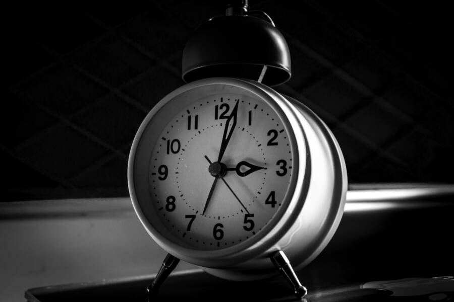 How to Fix Alarms on Your Phone After Traveling
