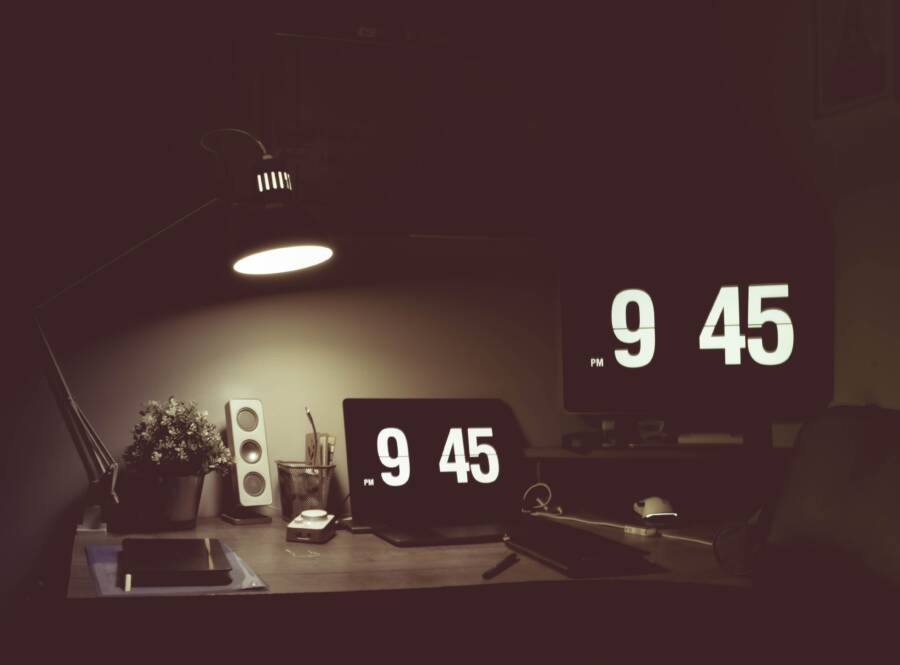 How to Fix an Always On Display Clock That Shows the Wrong Time