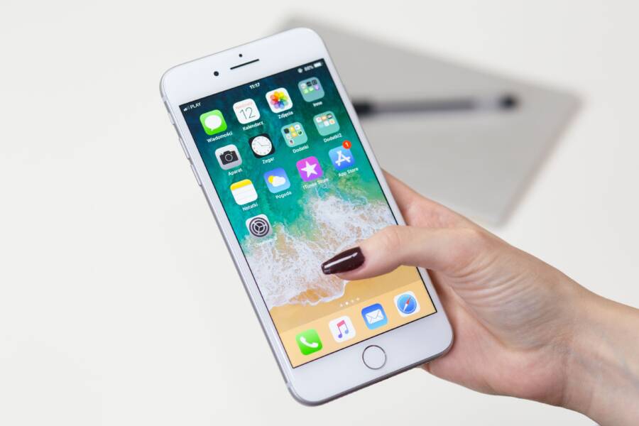 How to Fix Deleted Notifications Stuck on Your Phone Lock Screen