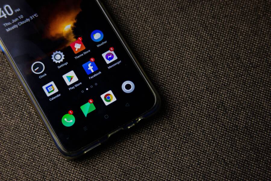 How to Fix One App Ignoring Dark Mode on Your Phone