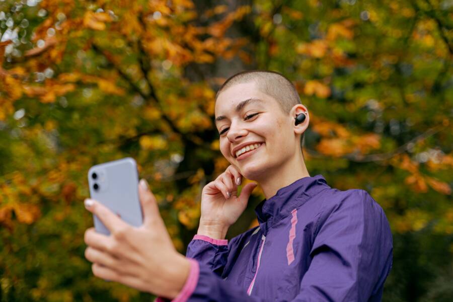 How to Fix One Earbud That Keeps Disconnecting From Your Phone