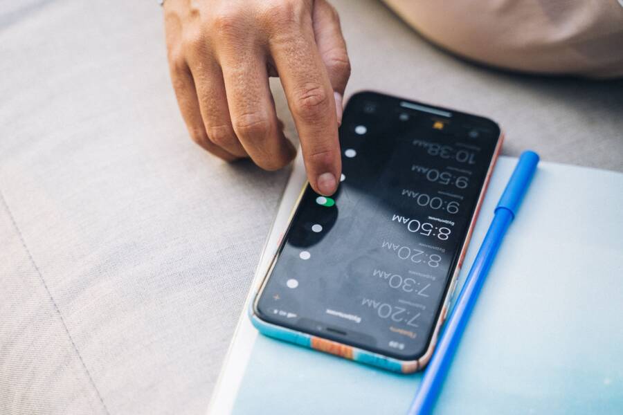 How to Fix Your Phone Alarm Not Going Off on Weekends How to Fix Your Phone Alarm Not Going Off on Weekends