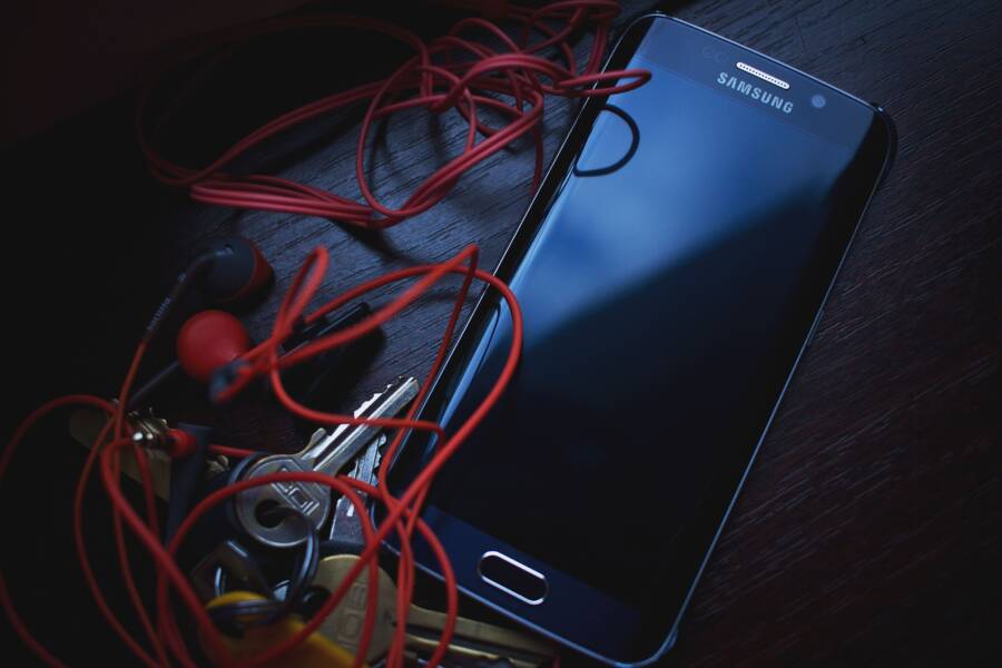 How to Safely Clean a Smartphone Charging Port How to Safely Clean a Smartphone Charging Port
