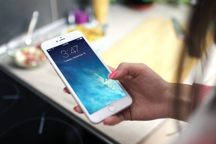 How to Stop Accidental Touches on Curved Smartphone Screens