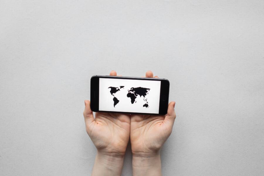 How to Stop Phone Battery Drain While Traveling