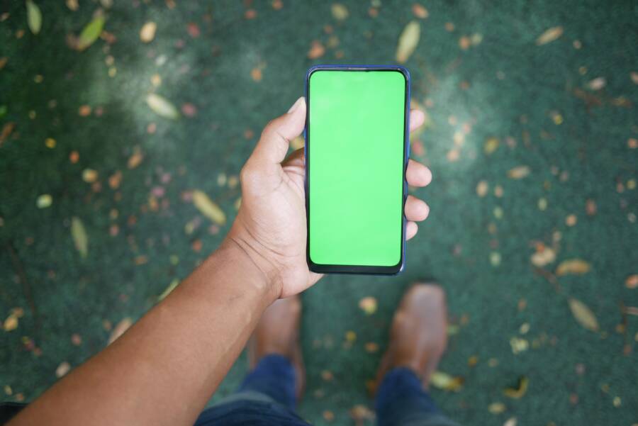 How to Stop Your Phone Screen From Dimming Outdoors