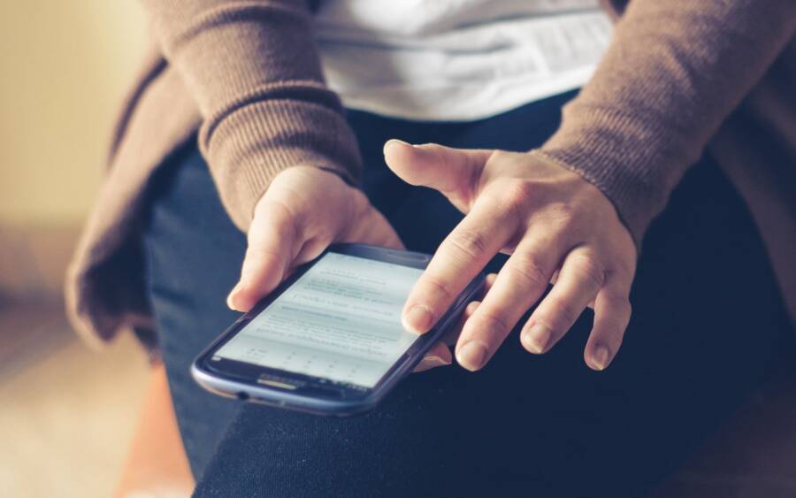 How to Stop Your Phone Screen From Turning Off While Reading