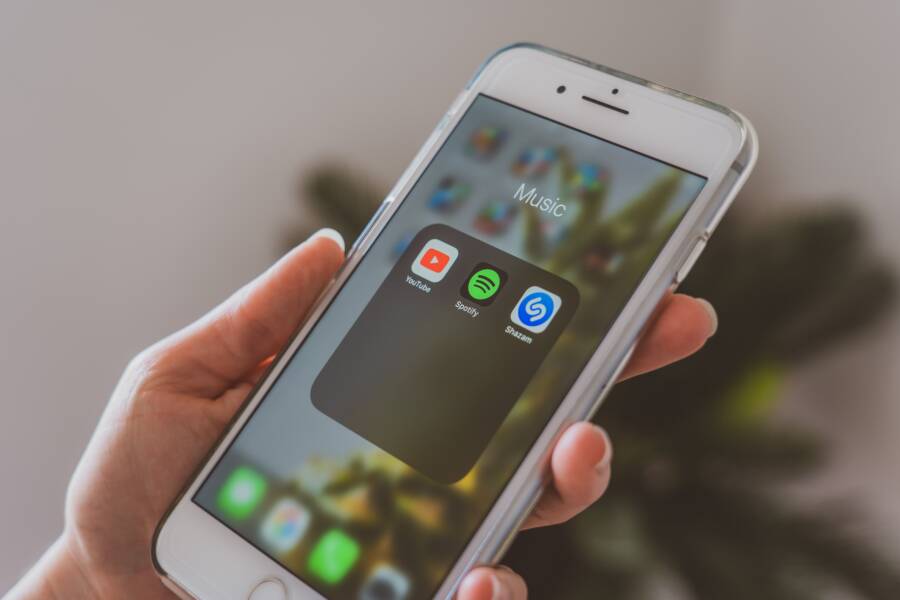 How to Stop Your Smartphone From Pausing App Uploads