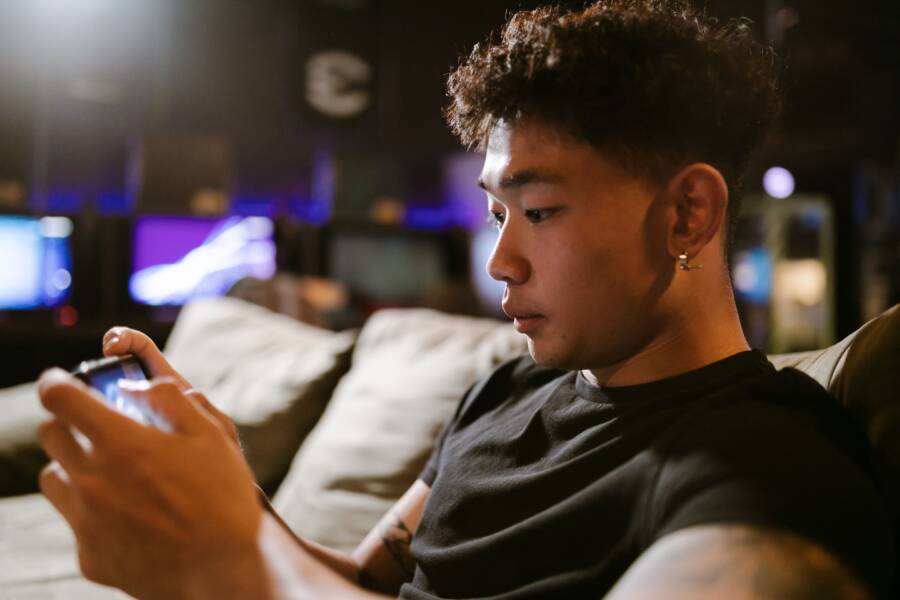 How to Stop Your Smartphone Screen From Dimming While Gaming
